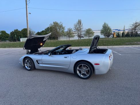 Used 1998 Chevrolet Corvette Convertible w/ Performance Handling Pkg RWD image 12