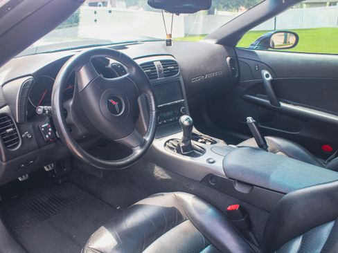 Used 2006 Chevrolet Corvette Coupe w/ Performance Package RWD image 17