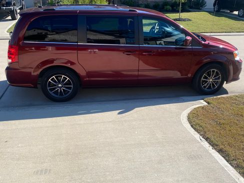 Used 2017 Dodge Grand Caravan SXT image 10