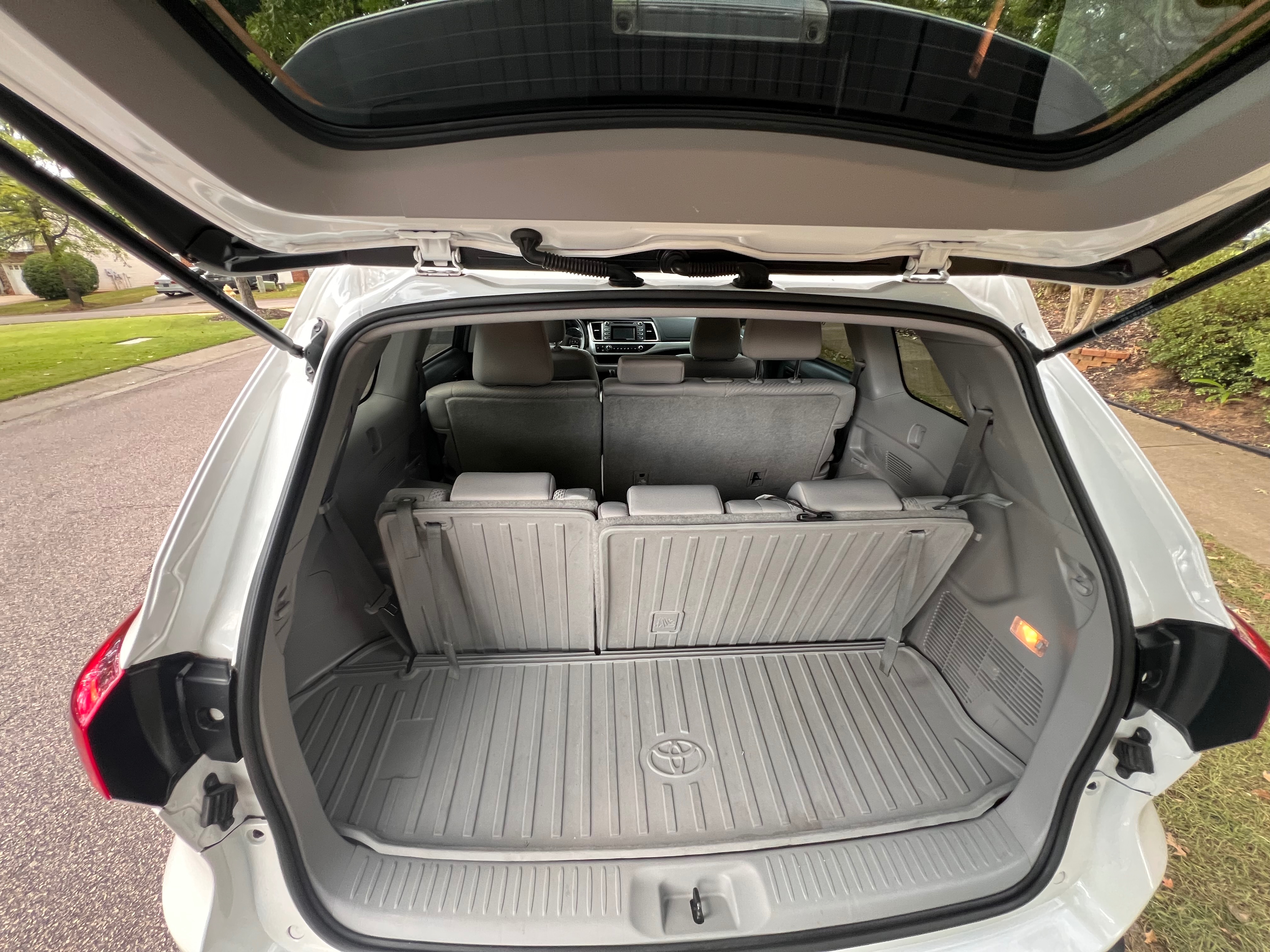 Used 2019 Toyota Highlander LE FWD image 4