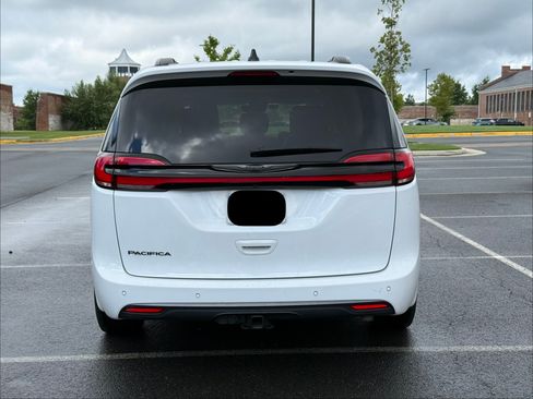 Used 2024 Chrysler Pacifica Touring-L w/ Uconnect Theater Family Group FWD image 9