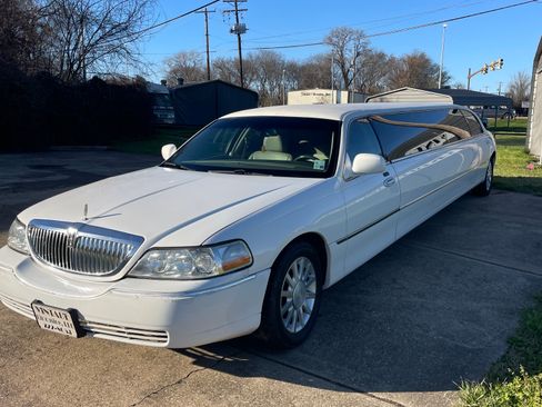 Used 2007 Lincoln Town Car Signature image 2