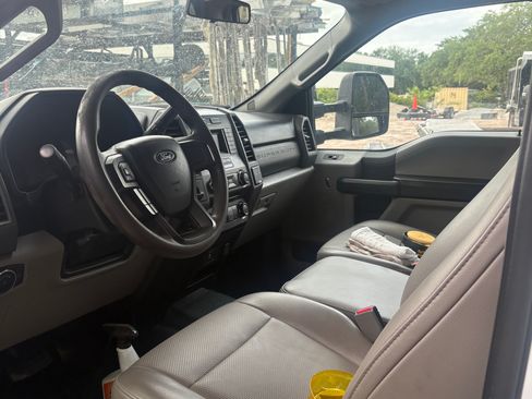 Used 2017 Ford F550 2WD Crew Cab Super Duty image 4