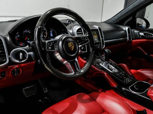 Used 2016 Porsche Cayenne Turbo S image 18