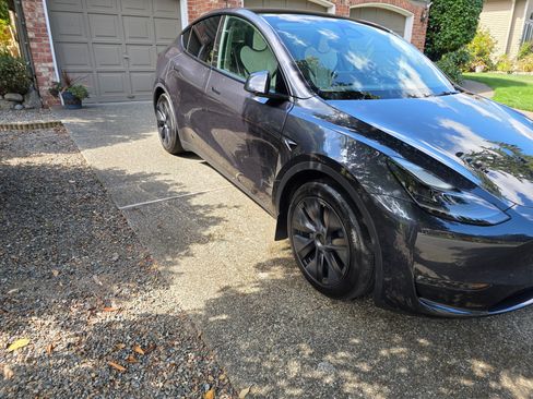 Used 2024 Tesla Model Y Long Range AWD/4WD image 4