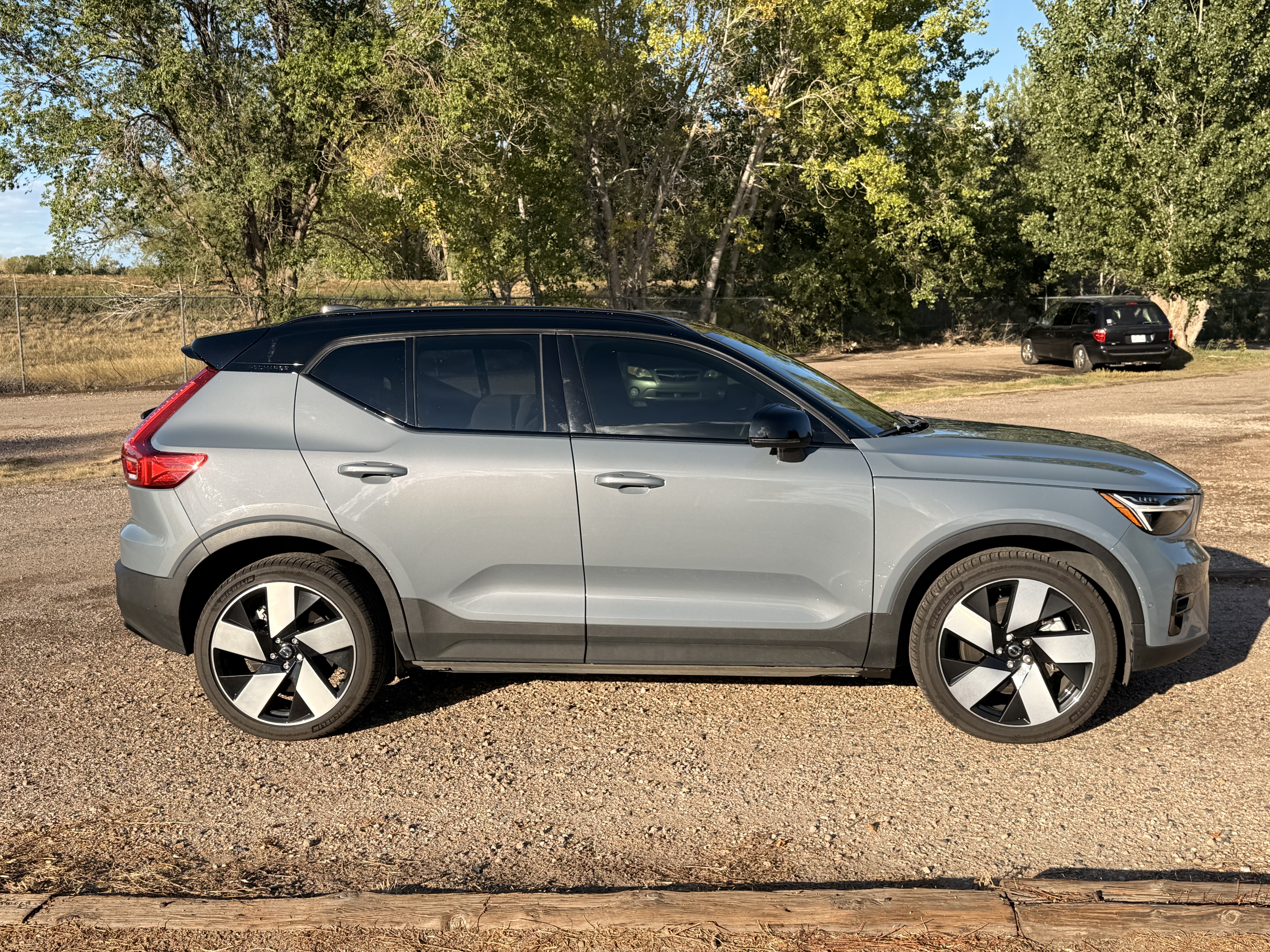 Used 2023 Volvo XC40 Recharge Ultimate w/ Protection Package Premier AWD/4WD image 2