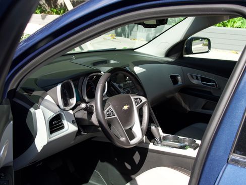 Used 2017 Chevrolet Equinox Premier w/ Enhanced Convenience Package image 8