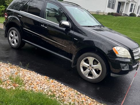 Used 2010 Mercedes-Benz ML 350 BlueTEC 4MATIC image 2