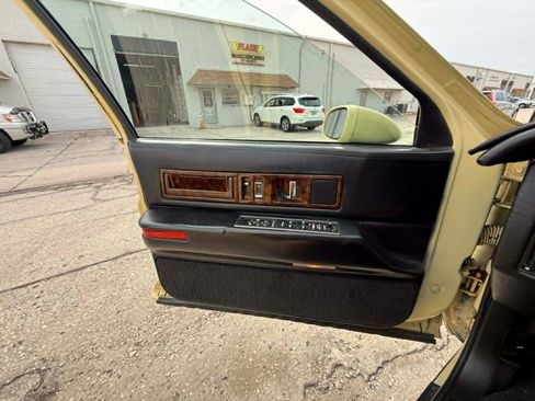 Used 1993 Cadillac Fleetwood Sedan RWD image 25