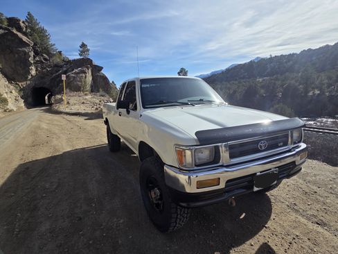 Used 1993 Toyota Pickup Deluxe image 4