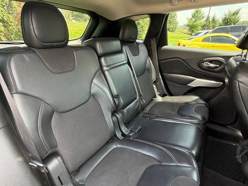 Used 2018 Jeep Cherokee Latitude Plus w/ Cold Weather Group FWD image 18