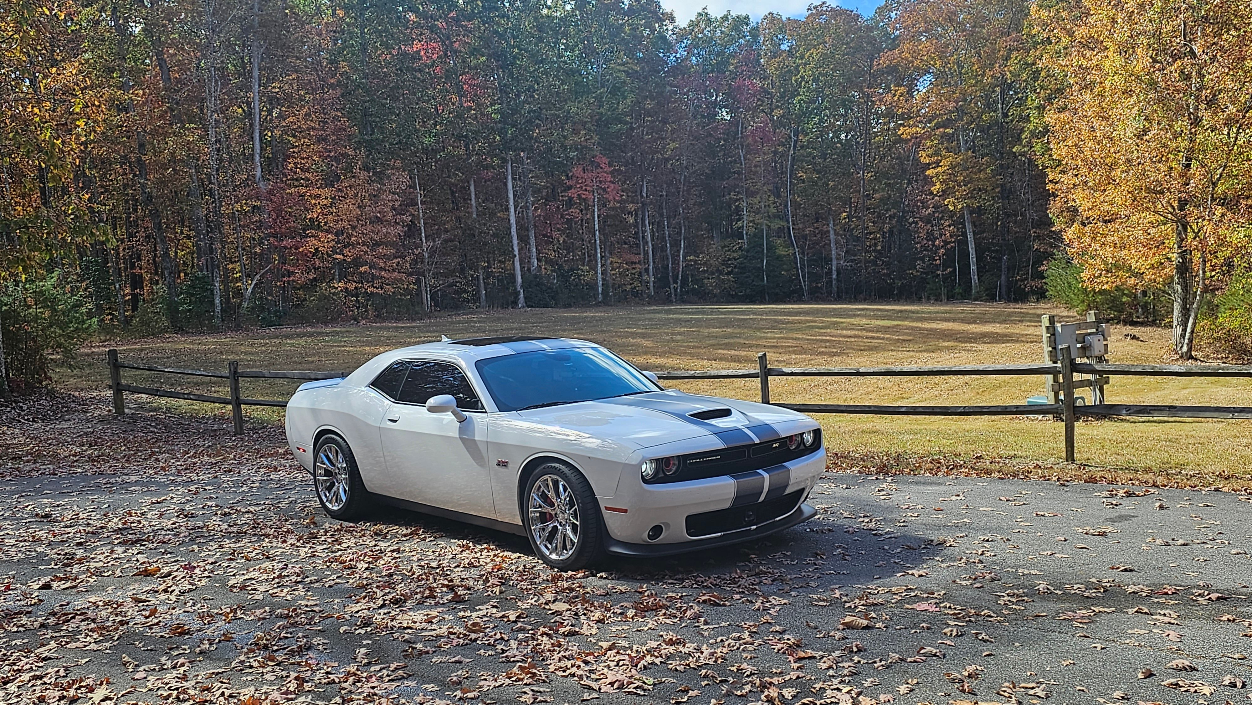 Used 2016 Dodge Challenger SRT w/ Technology Group RWD image 6