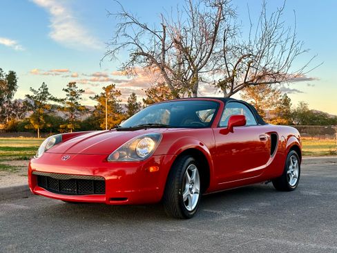 Used 2000 Toyota MR2 image 2