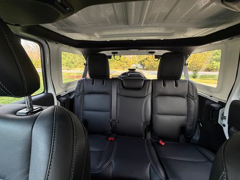 Used 2023 Jeep Wrangler Unlimited Sahara image 12