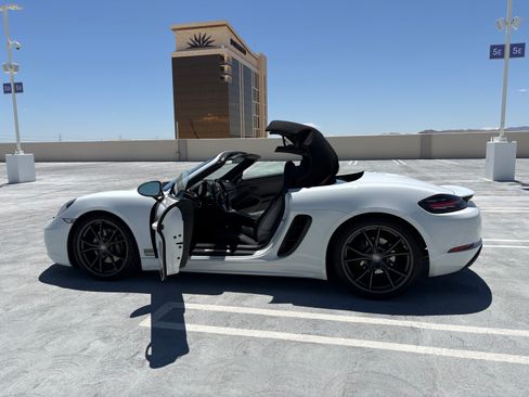 Used 2021 Porsche 718 Boxster RWD image 18