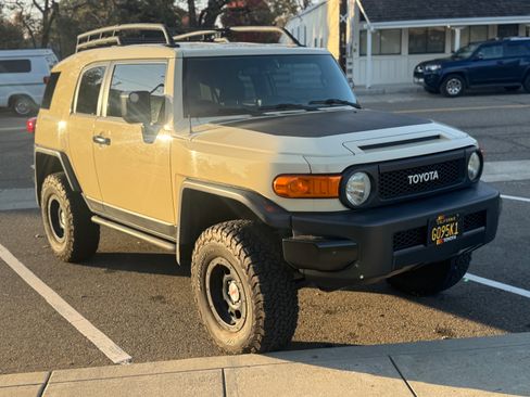 Used 2010 Toyota FJ Cruiser 4WD image 12