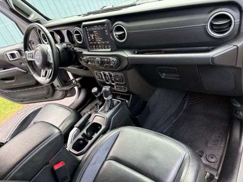 Used 2020 Jeep Gladiator Overland AWD/4WD image 14
