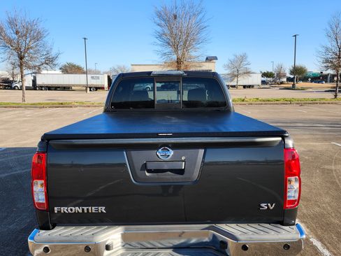 Used 2015 Nissan Frontier SV image 5
