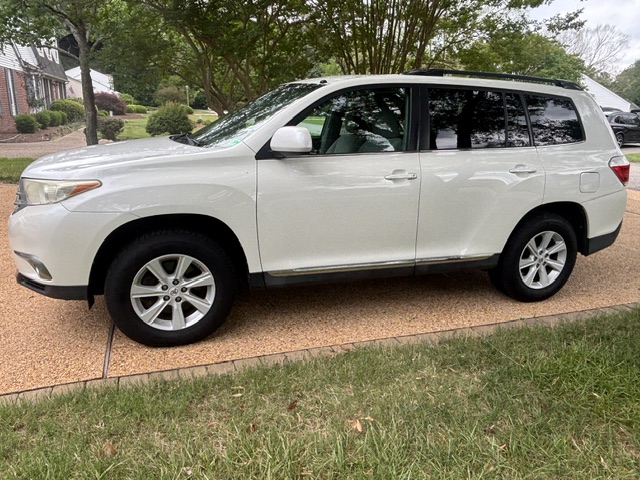 Used 2013 Toyota Highlander Plus AWD/4WD image 1