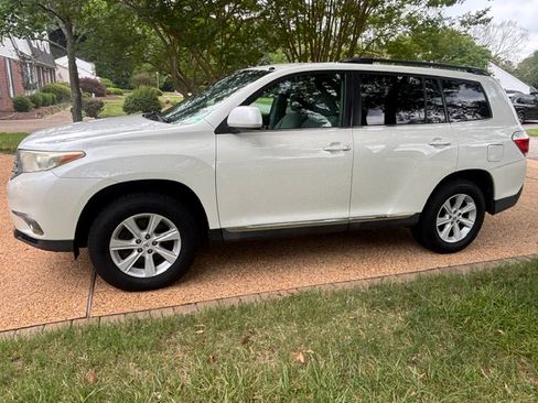 Used 2013 Toyota Highlander Plus AWD/4WD image 1