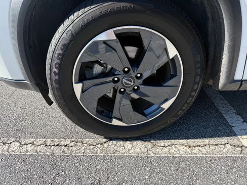 Used 2024 Nissan Rogue SV image 2