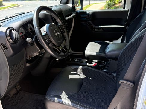 Used 2017 Jeep Wrangler Unlimited Sahara AWD/4WD image 8