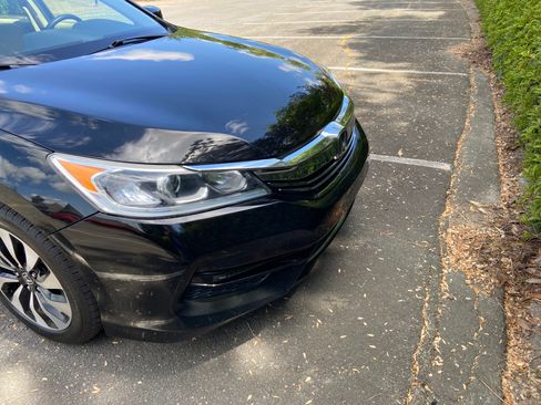 Used 2017 Honda Accord Hybrid Sedan image 5