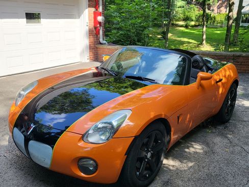 Used 2008 Pontiac Solstice Convertible 2D w/ Premium Package image 1