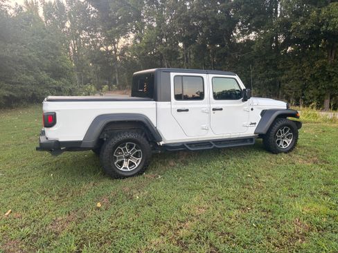 Used 2023 Jeep Gladiator Sport AWD/4WD image 9