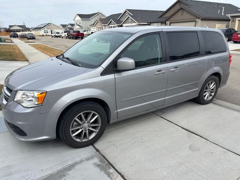 Used 2016 Dodge Grand Caravan SE image 1