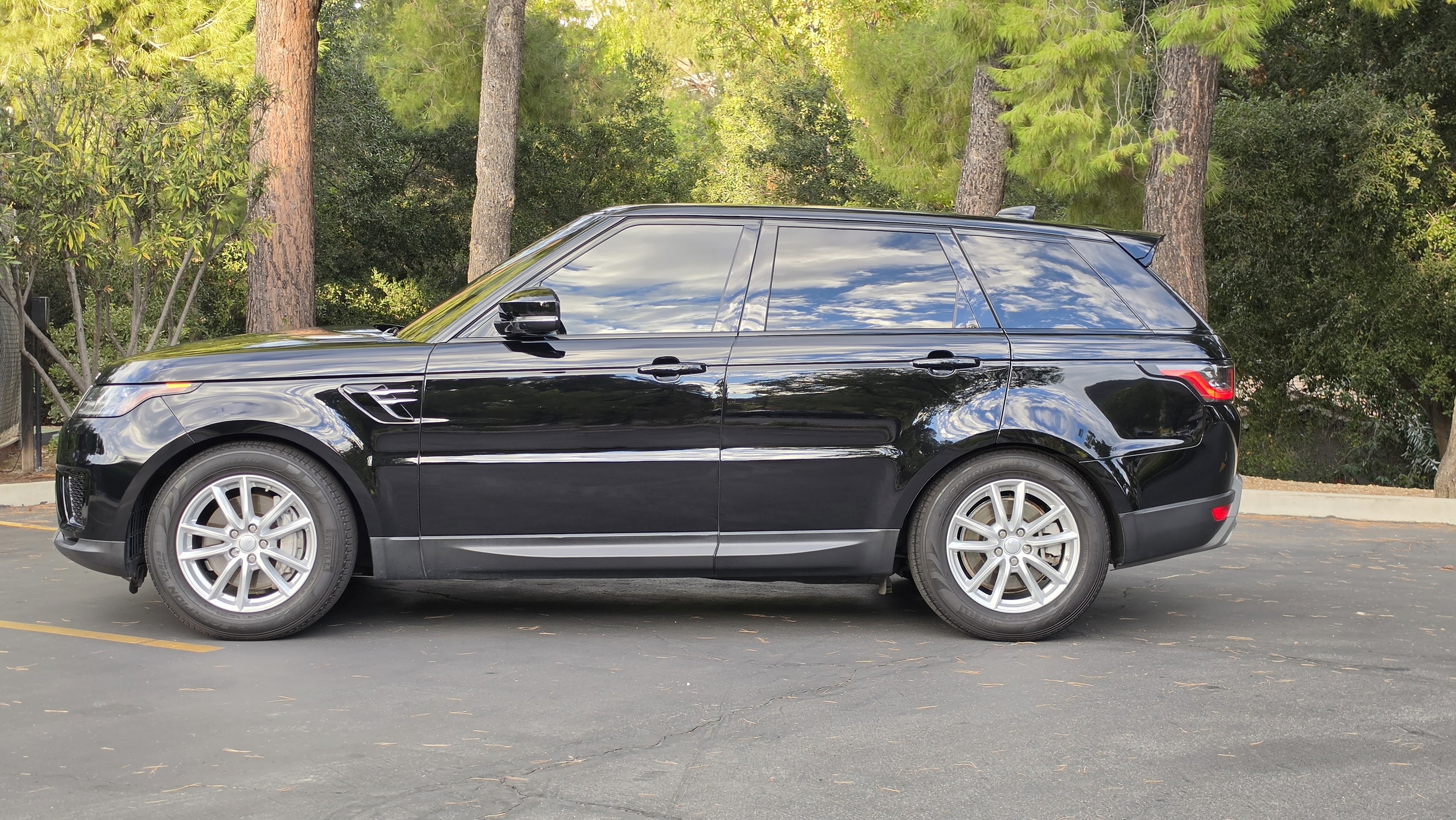 Used 2019 Land Rover Range Rover Sport SE AWD/4WD image 5