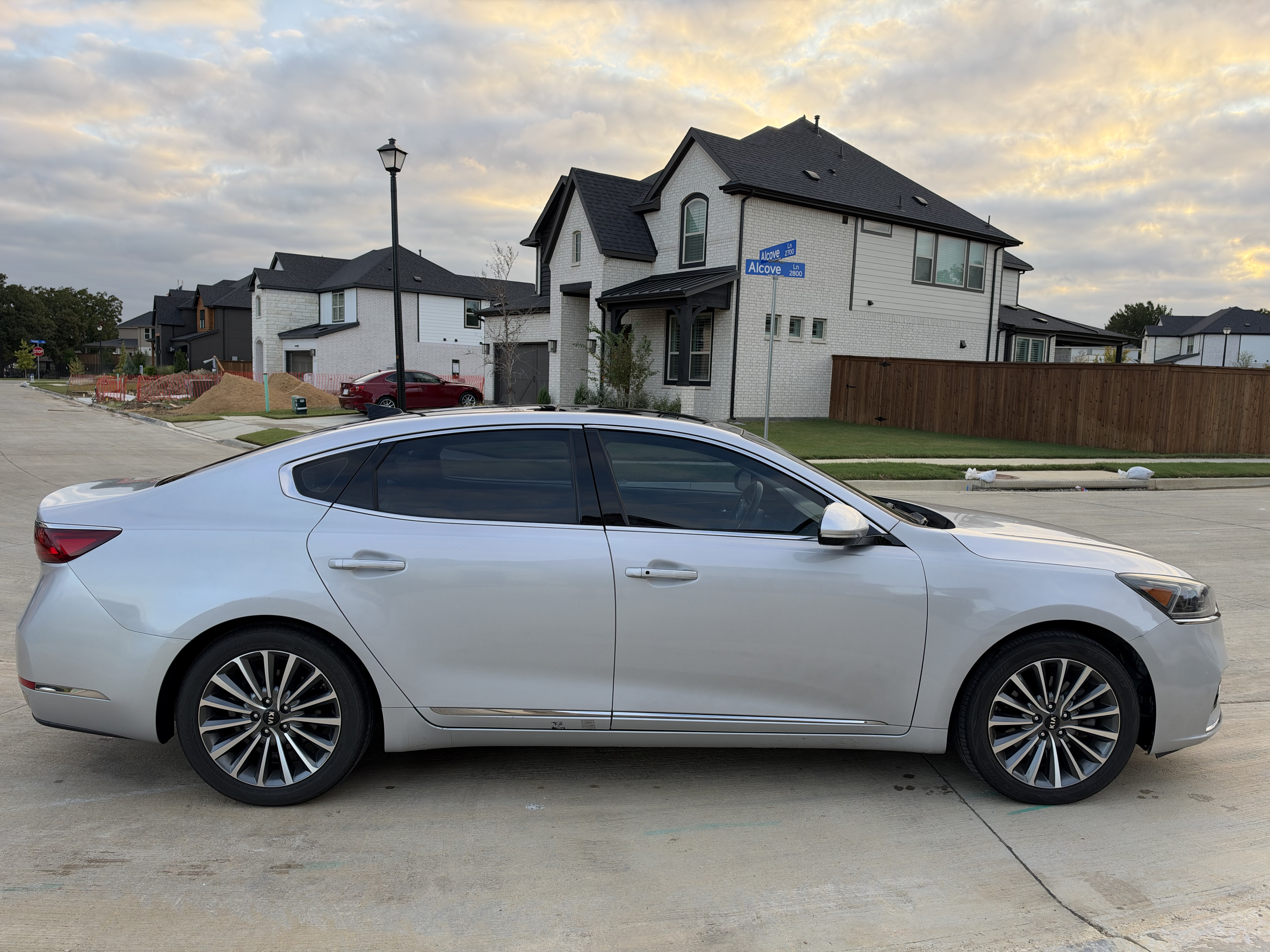 Used 2017 Kia Cadenza Premium w/ Luxury Package FWD image 6
