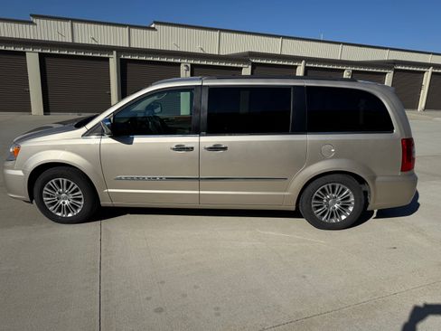 Used 2013 Chrysler Town & Country Touring-L w/ Driver Convenience Group image 4