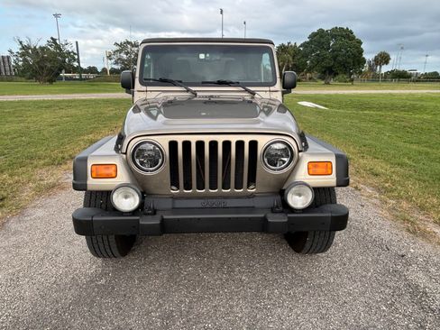 Used 2005 Jeep Wrangler Unlimited Rubicon w/ Security Group AWD/4WD image 12