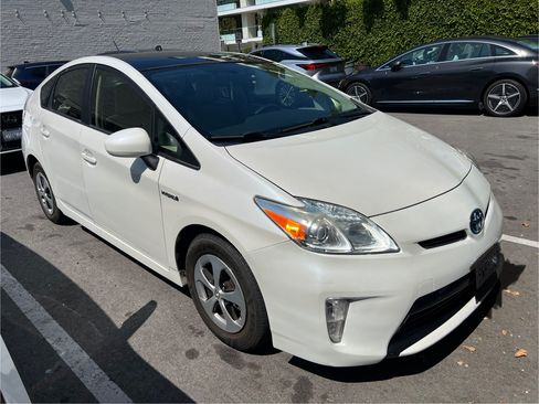 Used 2015 Toyota Prius Four w/ Deluxe Solar Roof Package FWD image 1