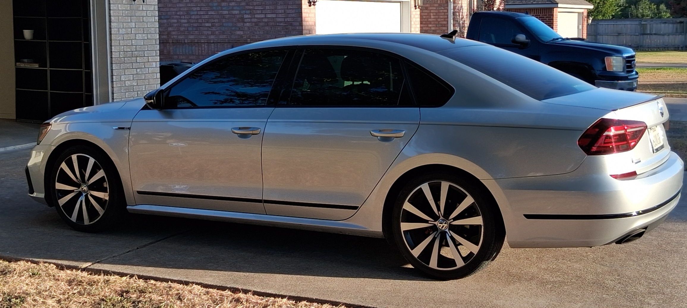 Used 2018 Volkswagen Passat 3.6 FWD image 1
