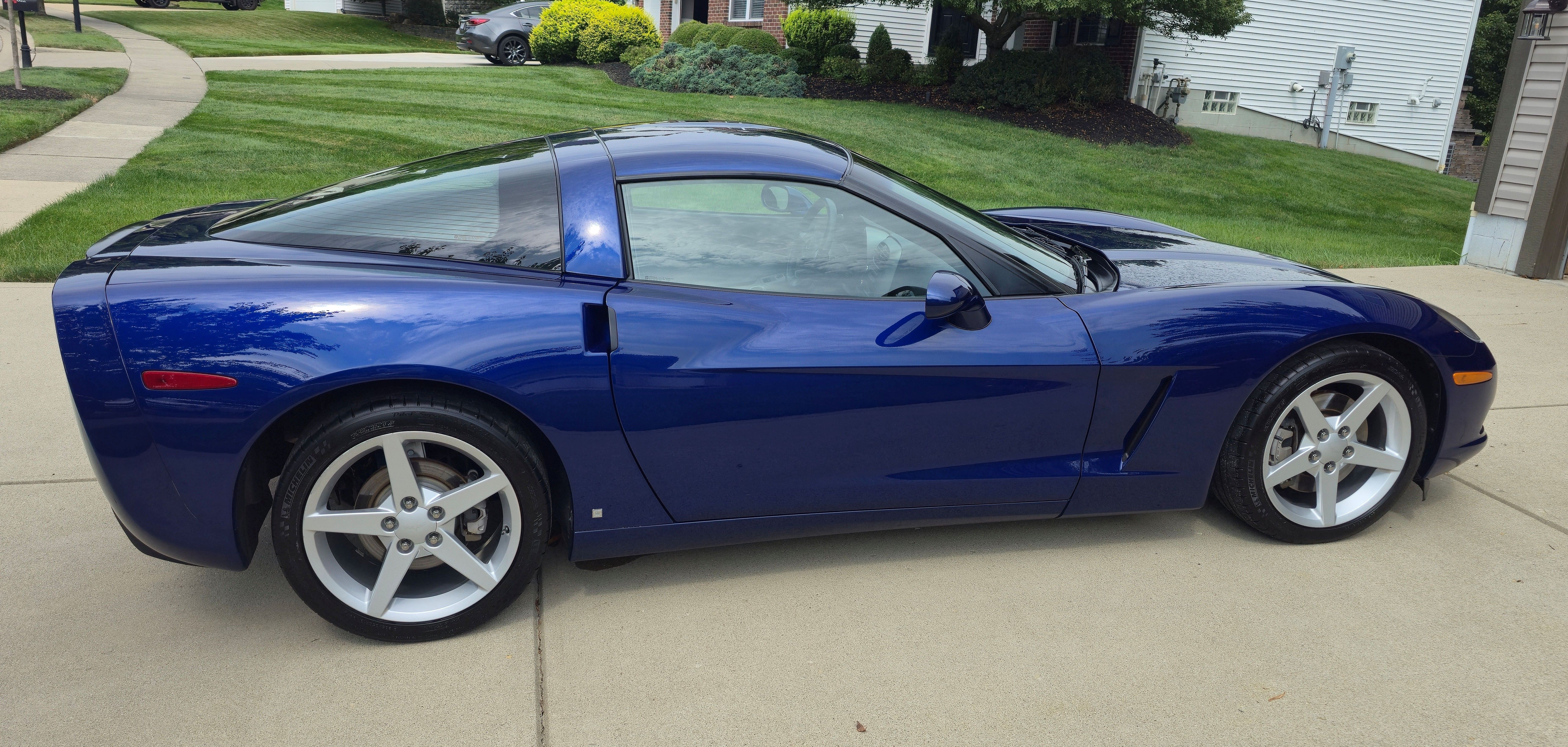 Used 2007 Chevrolet Corvette Coupe w/ Preferred Equipment Group RWD image 1
