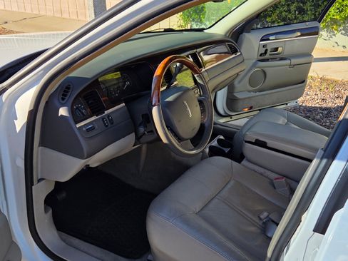 Used 2008 Lincoln Town Car Signature Limited image 13