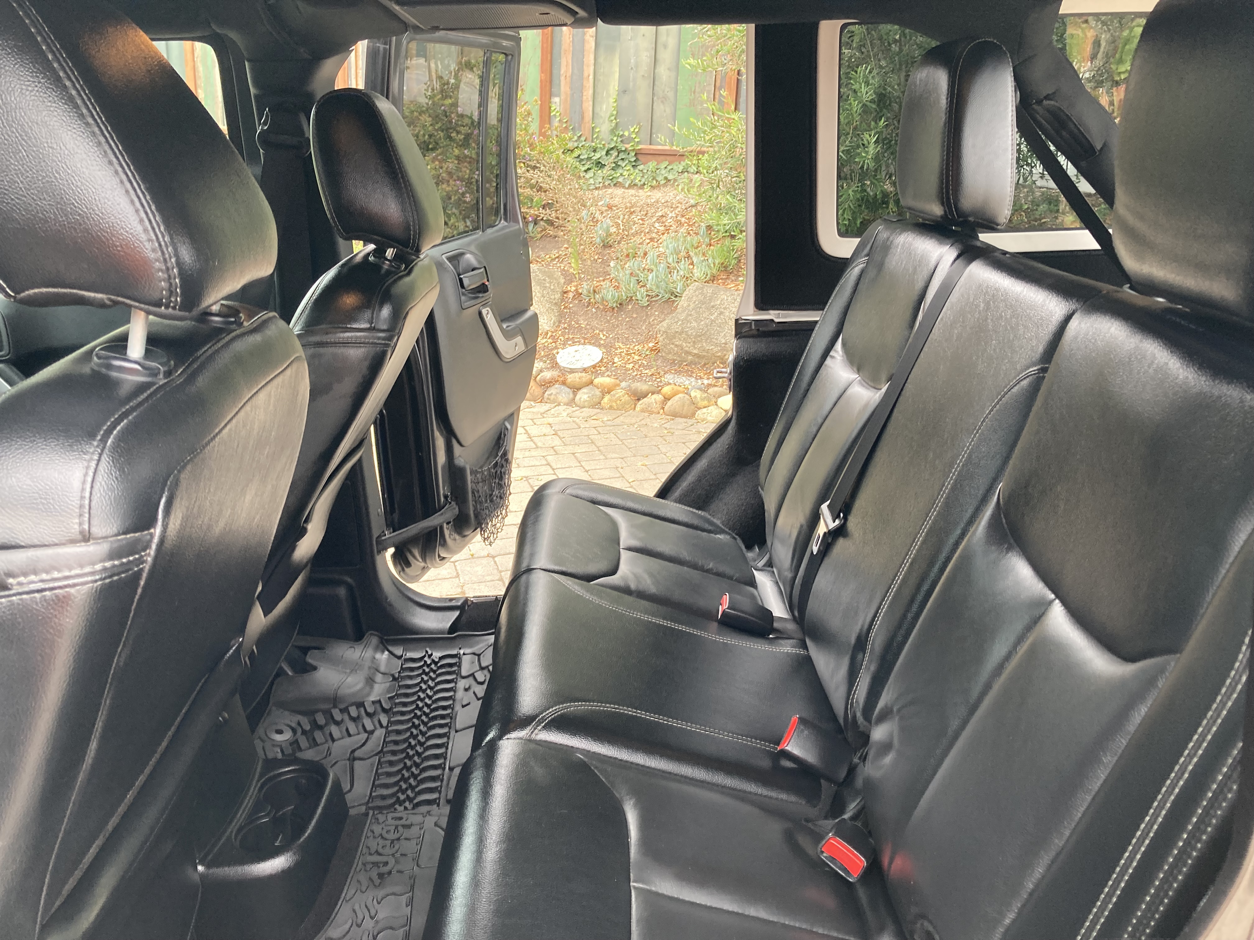 Used 2017 Jeep Wrangler Unlimited Rubicon w/ Connectivity Group AWD/4WD image 11