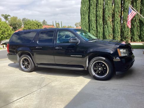Used 2012 Chevrolet Suburban LT RWD image 11