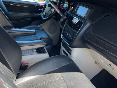 Used 2011 Chrysler Town & Country Touring-L w/ Entertainment Group #2 image 4