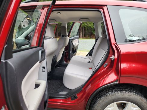 Used 2016 Subaru Forester 2.5i w/ Alloy Wheel Package image 10