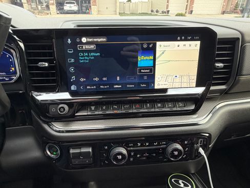 Used 2025 Chevrolet Silverado 2500 ZR2 w/ Technology Package image 10