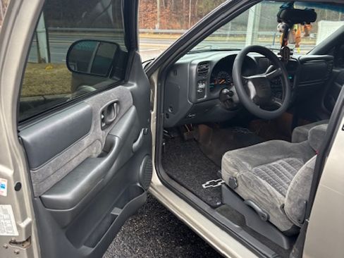 Used 2001 Chevrolet S10 Pickup LS w/ Preferred Equipment Group image 11