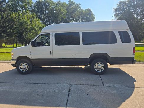 Used 2010 Ford E-250 and Econoline 250 Extended Van 3D image 5