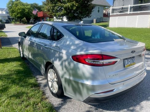 Used 2019 Ford Fusion SE FWD image 5