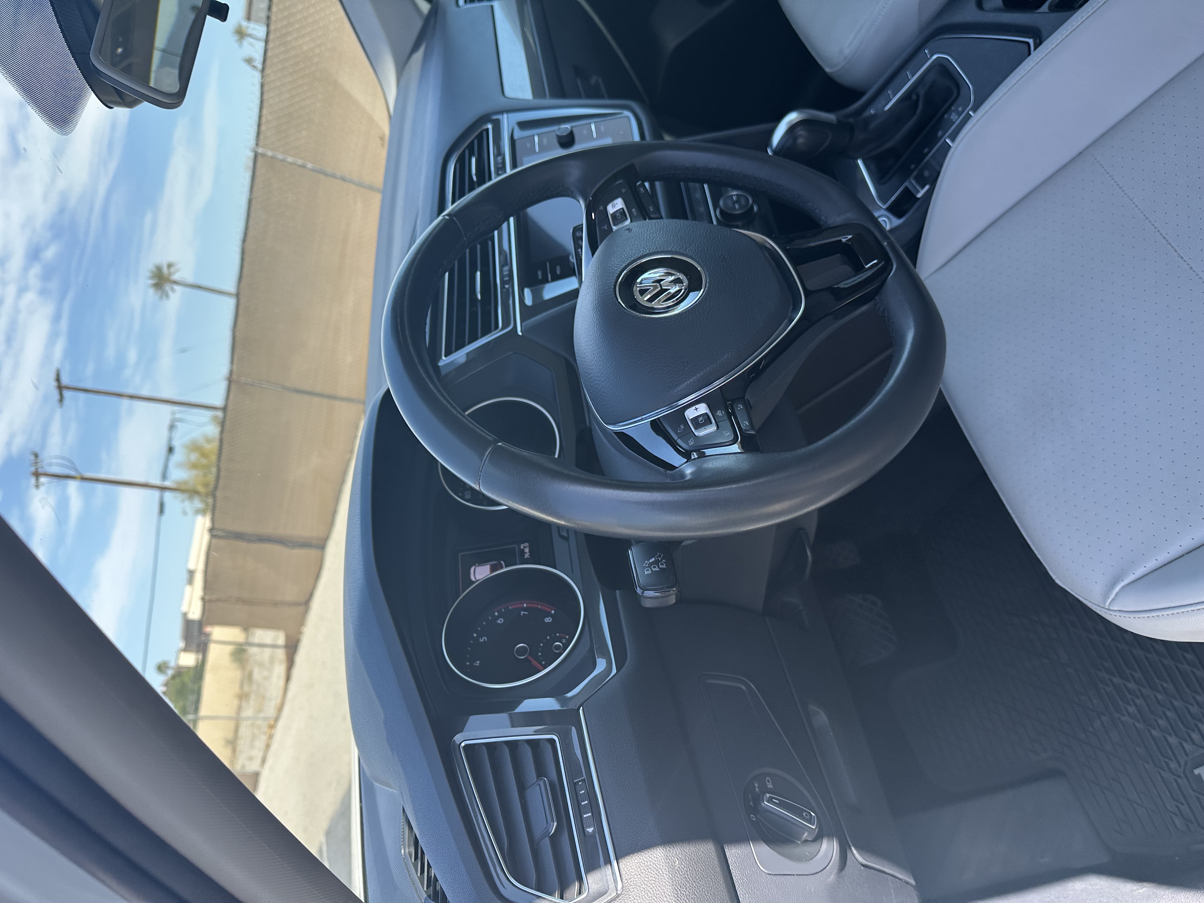 Used 2020 Volkswagen Tiguan SE w/ Panoramic Sunroof Package FWD image 2
