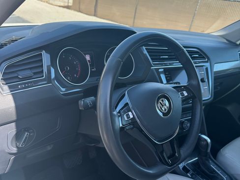 Used 2020 Volkswagen Tiguan SE w/ Panoramic Sunroof Package FWD image 2