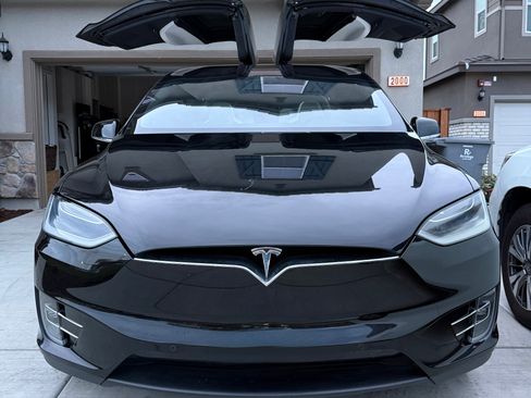 Used 2018 Tesla Model X 75D image 2