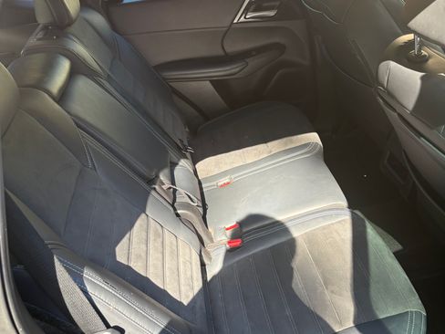 Used 2023 Mitsubishi Outlander SE image 2